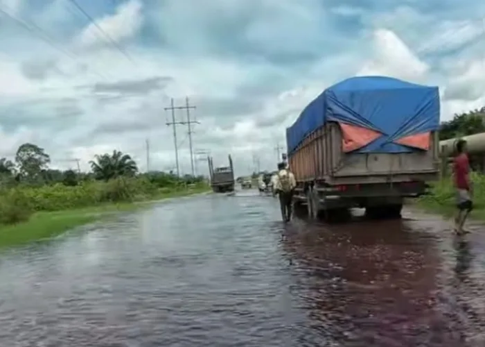 Banjir Rendam Jalan Nasional Simpang Obor Siak, Ratusan Warga Mengungsi