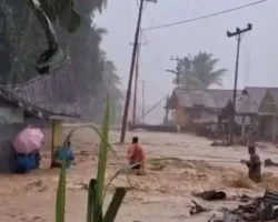 Banjir Bandang Kembali Menerjang Batu Busuk, 15 Warga Terjebak Dievakuasi