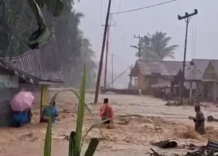 Banjir Bandang Kembali Menerjang Batu Busuk, 15 Warga Terjebak Dievakuasi