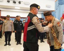 Ketika Saluak dan Selendang Jadi Tanda Kasih Warga Agam ke Kapolda Riau