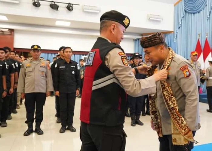 Ketika Saluak dan Selendang Jadi Tanda Kasih Warga Agam ke Kapolda Riau