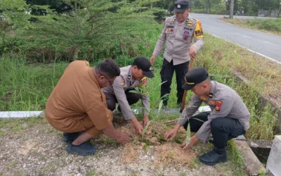 Dukung Program Green Policing, Polsek Payung Sekaki Tanam Pohon Bersama Warga