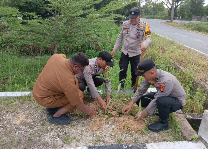 Dukung Program Green Policing, Polsek Payung Sekaki Tanam Pohon Bersama Warga