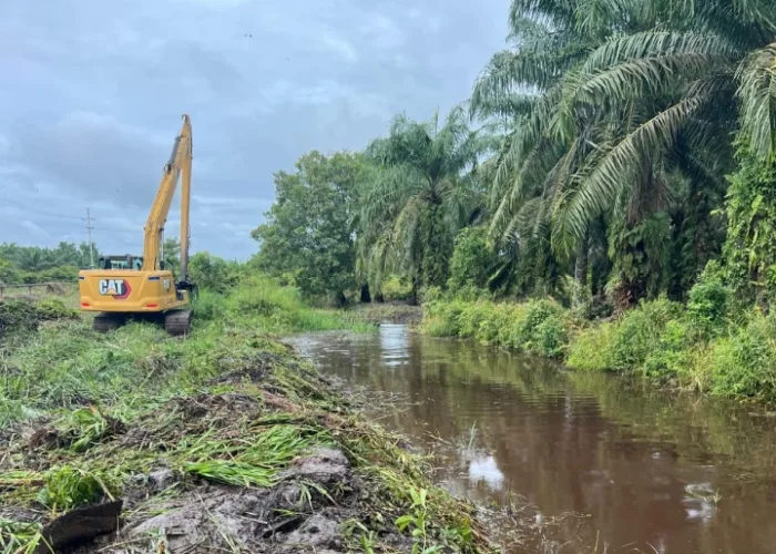 Percepat Penanganan Banjir Desa Dosan, PT BSP Turunkan Alat Berat Bersihkan Kanal