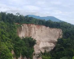 Tebing Ngarai Sianok di Sumbar Longsor