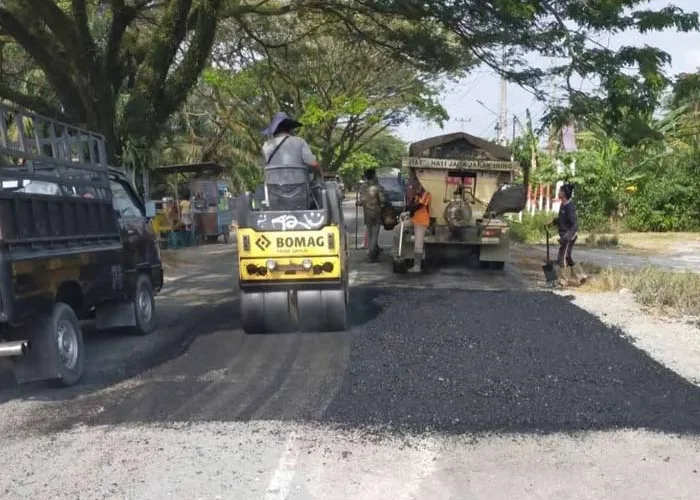 Kolaborasi Pemkab Siak, Pemprov Riau dan Pusat Perbaiki Jalan Rusak