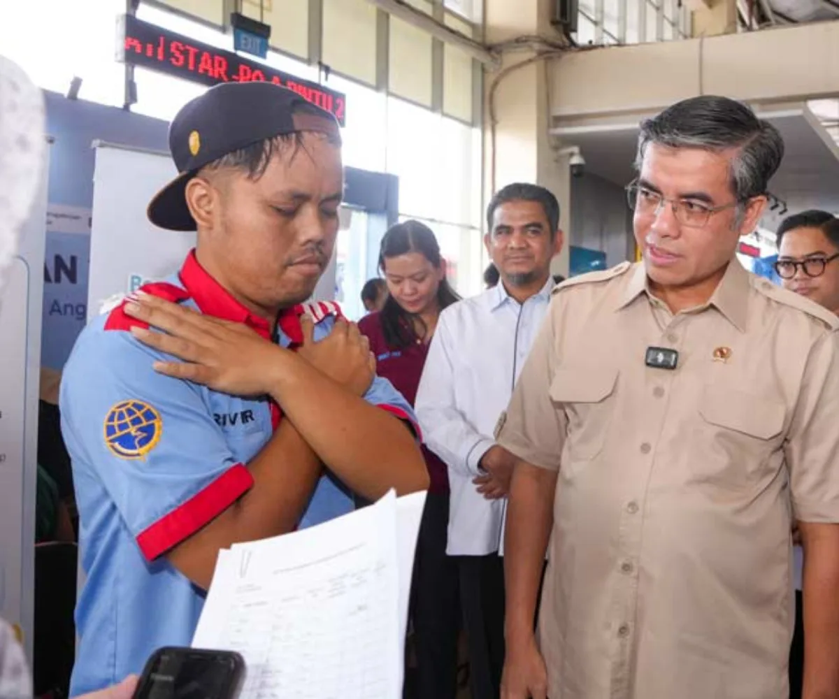 Menaker Yassierli Tinjau Posko K3 Mudik di Pulo Gebang, Temukan Sopir Bus Hanya Istirahat 2 Jam