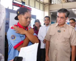 Menaker Yassierli Tinjau Posko K3 Mudik di Pulo Gebang, Temukan Sopir Bus Hanya Istirahat 2 Jam