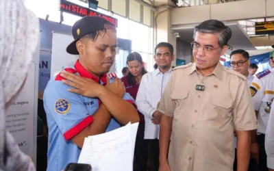 Menaker Yassierli Tinjau Posko K3 Mudik di Pulo Gebang, Temukan Sopir Bus Hanya Istirahat 2 Jam