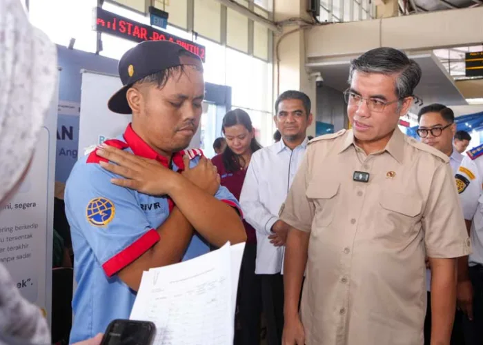 Menaker Yassierli Tinjau Posko K3 Mudik di Pulo Gebang, Temukan Sopir Bus Hanya Istirahat 2 Jam