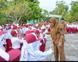 Kembali ke Sekolah Masa Kecil, Bupati Afni Tanamkan Semangat Belajar dan Pendidikan Karakter