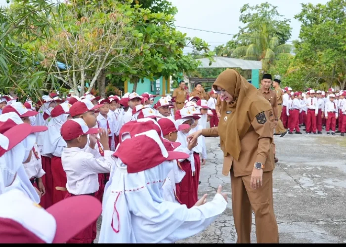 Kembali ke Sekolah Masa Kecil, Bupati Afni Tanamkan Semangat Belajar dan Pendidikan Karakter
