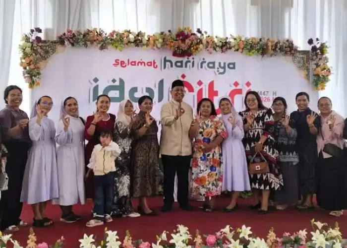 Warga Lintas Agama Hadiri Open House Idul Fitri, Bupati Anton: Toleransi Tanpa Batas