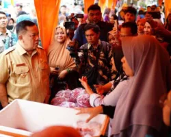 Aksi Spontan Plt Gubernur Riau SF Hariyanto, Traktir Warga di Pasar Murah Pekanbaru