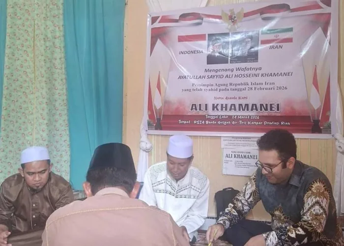 Viral! Bayi di Kampar Diberi Nama Ali Khamenei, Kedubes Iran Datangi Rumah Orang Tua