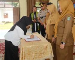 Pelantikan 11 PAW Bapekam Koto Gasib, Bupati Siak Tekankan Sinergi dan Kemandirian Desa