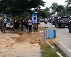 Ceceran Tanah Timbun di Sudirman Pekanbaru Sebabkan Kecelakaan, Satpol PP Turun Tangan