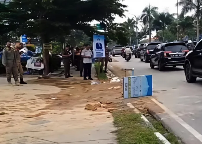 Ceceran Tanah Timbun di Sudirman Pekanbaru Sebabkan Kecelakaan, Satpol PP Turun Tangan