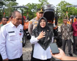 Bupati Afni Serahkan Alsintan Rp8,7 Miliar ke 20 Kelompok Tani Siak, Dorong Produktivitas dan Ketahanan Pangan