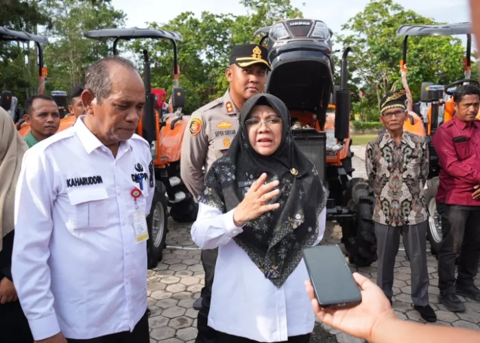 Bupati Afni Serahkan Alsintan Rp8,7 Miliar ke 20 Kelompok Tani Siak, Dorong Produktivitas dan Ketahanan Pangan
