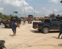 Jalan Rusak Tak Kunjung Diperbaiki, Warga Marah Blokir Lintas Minas-Perawang