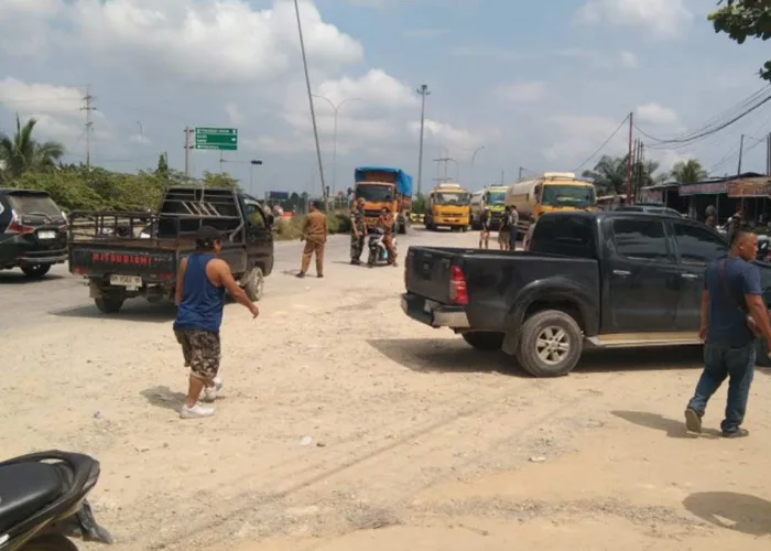 Jalan Rusak Tak Kunjung Diperbaiki, Warga Marah Blokir Lintas Minas-Perawang