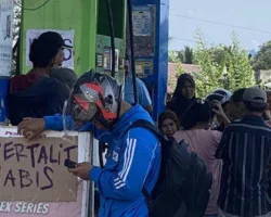 Pertalite Langka di Pekanbaru, Antrean Kendaraan Mengular Sejak Subuh