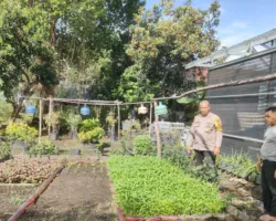 Inspiratif, Warga Tirta Siak Pekanbaru Sulap Lahan Kosong Jadi Kebun Sayur, Polisi Turun Mendukung