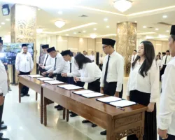 Menaker Yassierli Lantik 976 ASN Kemnaker, Tekankan Integritas dan Adaptasi AI