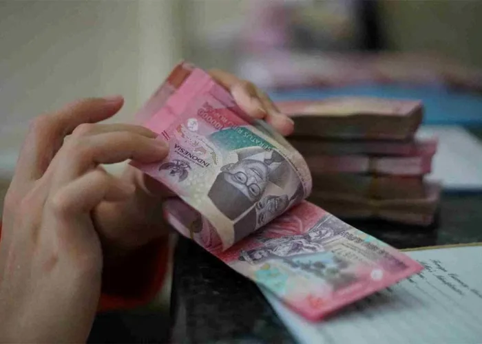 Rupiah Pagi Ini Menguat ke Rp17.652 per Dolar AS, IHSG Anjlok di Awal Perdagangan