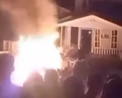Warga Rantau Kopar Rohil Mengamuk, Massa Bakar Gudang Diduga Milik Bandar Narkoba