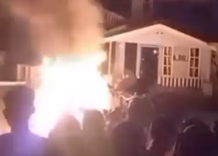 Warga Rantau Kopar Rohil Mengamuk, Massa Bakar Gudang Diduga Milik Bandar Narkoba