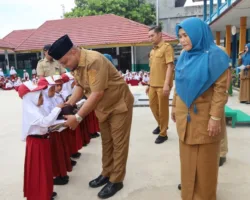 49.360 Seragam Sekolah Gratis Dibagikan di Siak, Harapan Baru Pelajar dari Keluarga Kurang Mampu
