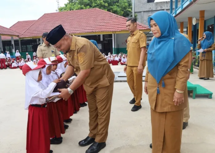 49.360 Seragam Sekolah Gratis Dibagikan di Siak, Harapan Baru Pelajar dari Keluarga Kurang Mampu
