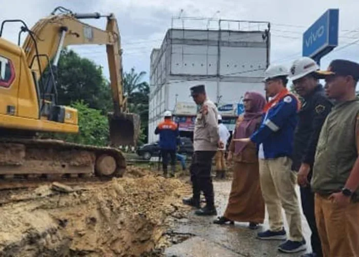 Banjir Depan Puskesmas Sabah Auh Mulai Ditangani, PT BSP Turun Perbaiki Gorong-gorong di Bandar Pedada Siak