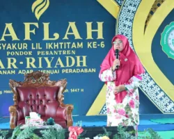 Wisuda 69 Santri Ar Riyadh Siak, Bupati Afni Tegaskan Pesantren Benteng Akhlak Generasi Muda