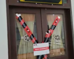 KPK Segel Ruang Kerjanya, Dimana Bupati Kuansing Suhardiman Amby?