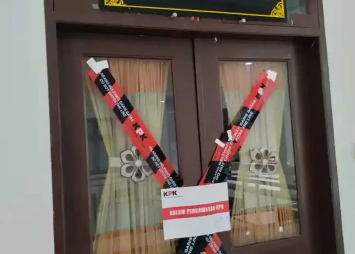 KPK Segel Ruang Kerjanya, Dimana Bupati Kuansing Suhardiman Amby?