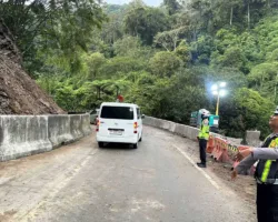 Lumpuh 10 Jam Akibat Tertutup Material Longsor, Jalur Lembah Anai Kini Sudah Dibuka Kembali
