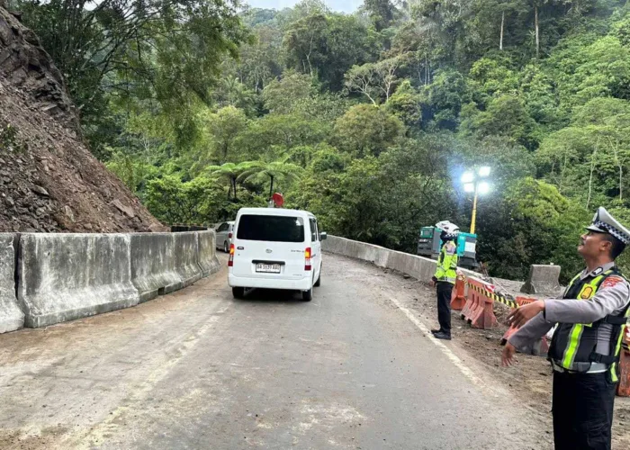 Lumpuh 10 Jam Akibat Tertutup Material Longsor, Jalur Lembah Anai Kini Sudah Dibuka Kembali
