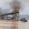 Tim Gabungan Bakar Belasan Rakit PETI di Sungai Kuantan, Air Keruh dan Ancam Lingkungan