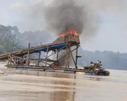 Tim Gabungan Bakar Belasan Rakit PETI di Sungai Kuantan, Air Keruh dan Ancam Lingkungan