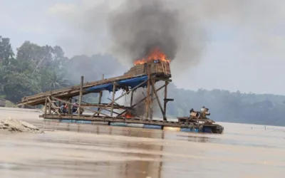 Tim Gabungan Bakar Belasan Rakit PETI di Sungai Kuantan, Air Keruh dan Ancam Lingkungan