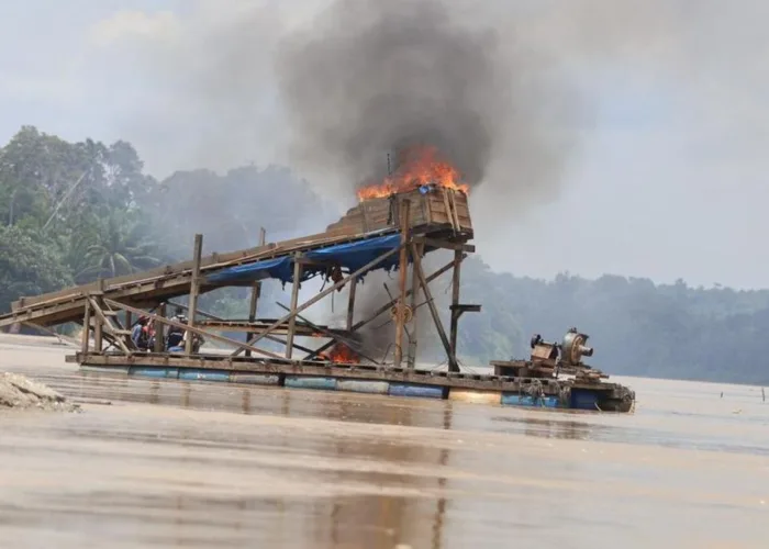 Tim Gabungan Bakar Belasan Rakit PETI di Sungai Kuantan, Air Keruh dan Ancam Lingkungan