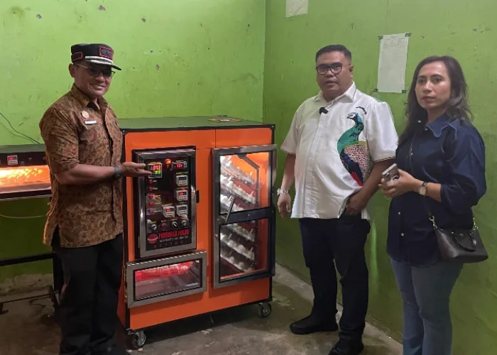 Upaya Rico Alviano Bangun Kemandirian Warga Binaan, Serahkan Mesin Penetas Telur Untuk Lapas Solok
