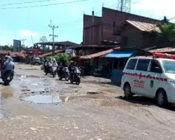 Jalan Rusak Parah di Kubu Babussalam Rohil Picu Kecelakaan, Truk Sawit Terguling