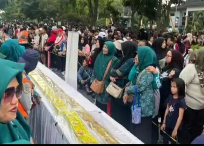 Pekanbaru Pecahkan Rekor MURI, Ribuan Warga Serbu Kue Talam Durian 1 Km