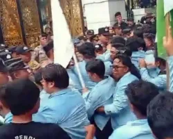 Aksi Demo Mahasiswa Unri di DPRD Riau Memanas, Polisi Hadang Massa di Gerbang