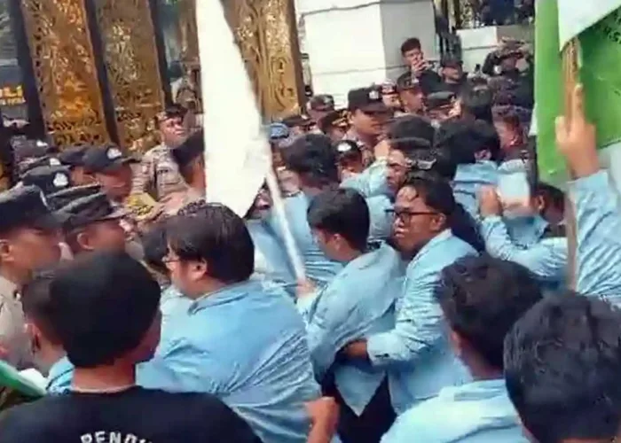 Aksi Demo Mahasiswa Unri di DPRD Riau Memanas, Polisi Hadang Massa di Gerbang