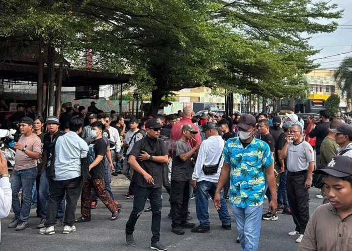 SF Hariyanto Bersaksi di Sidang Abdul Wahid, Ratusan Massa Padati PN Pekanbaru
